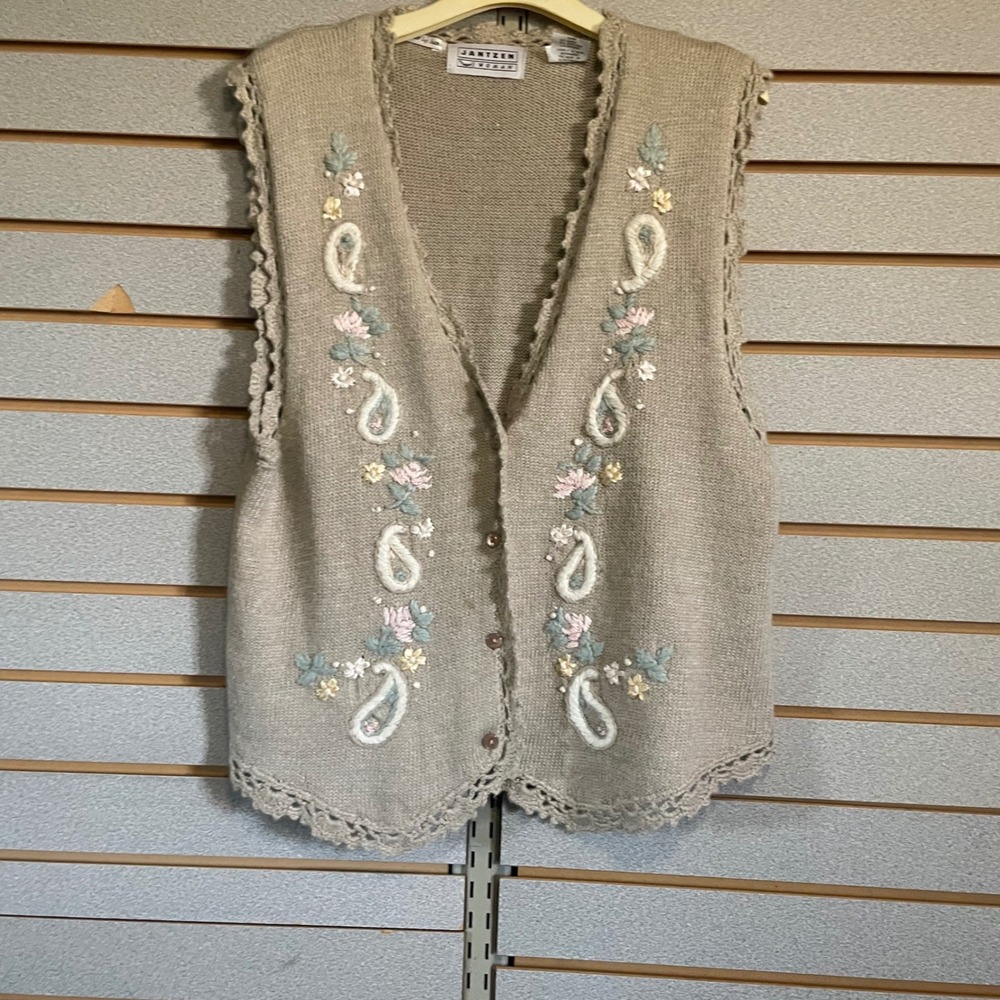 Jantzen Woman Knit Vest Embroidered Paisley Floral Sleeveless Sweater